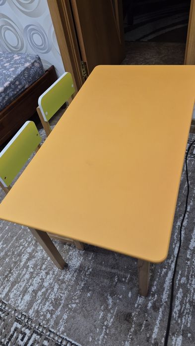 Дитячий письмовий столик зі стільчиками