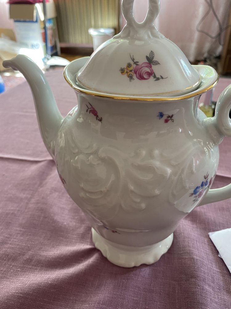 Stary porcelanowy dzbanek imbryk na herbatę