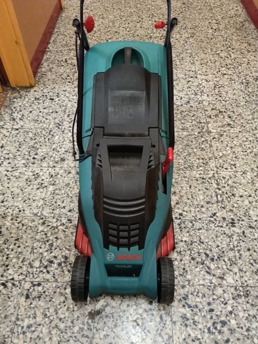 Carro de relva quase novo da Bosch   .transporte a cargo do interessad