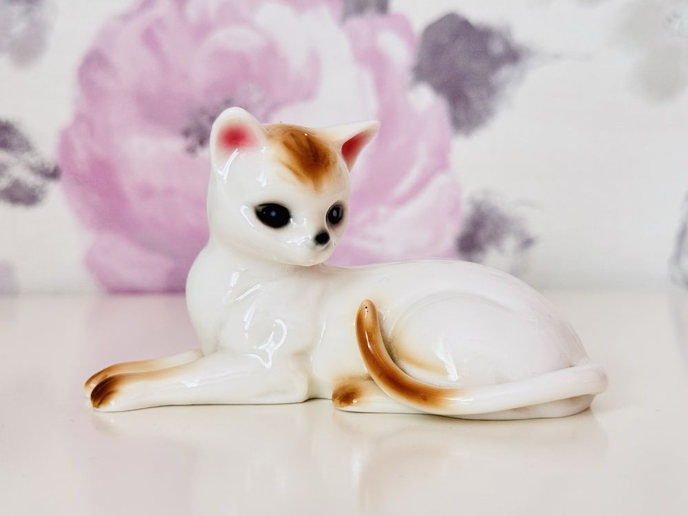 Porcelanowa figurka kota, porcelanowy biało rudy kot