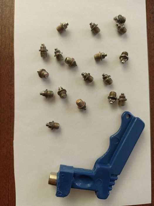 Wkręty piramida do butów do skoku w dał+ kluczyk