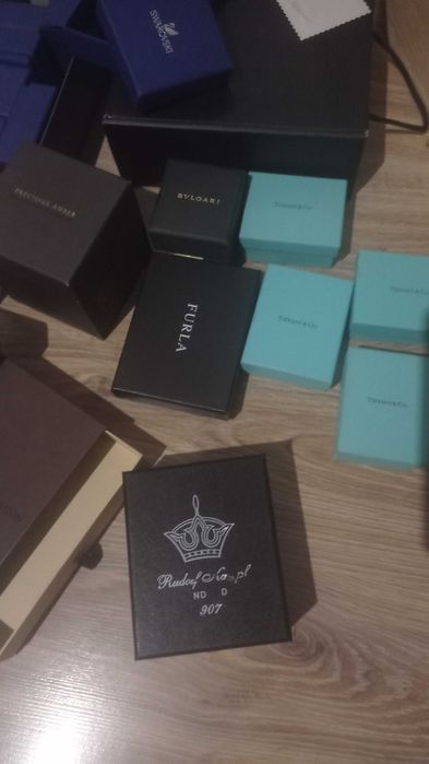 Продам коробочки брендовані