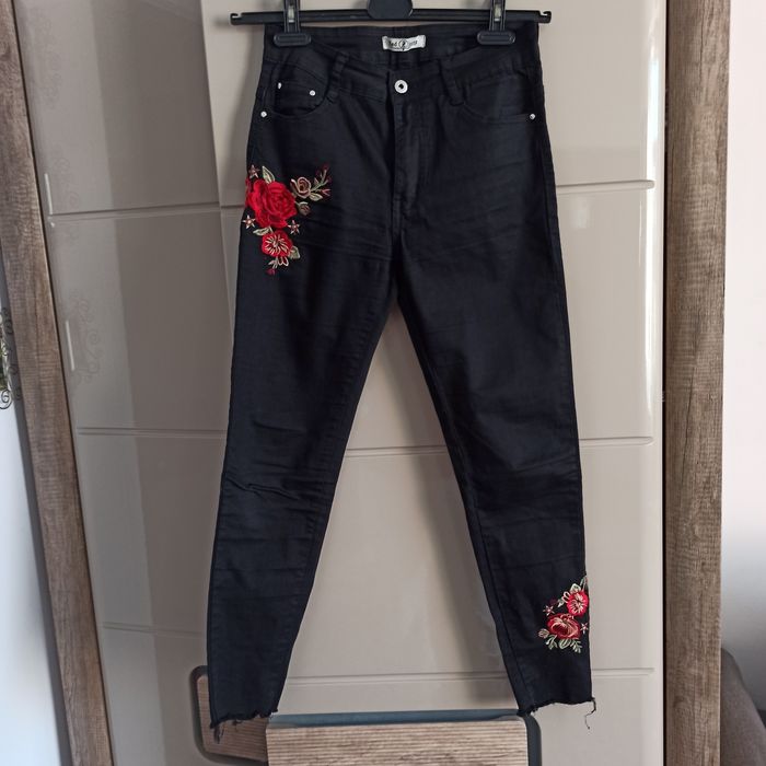 Spodnie z haftowaną różą 38