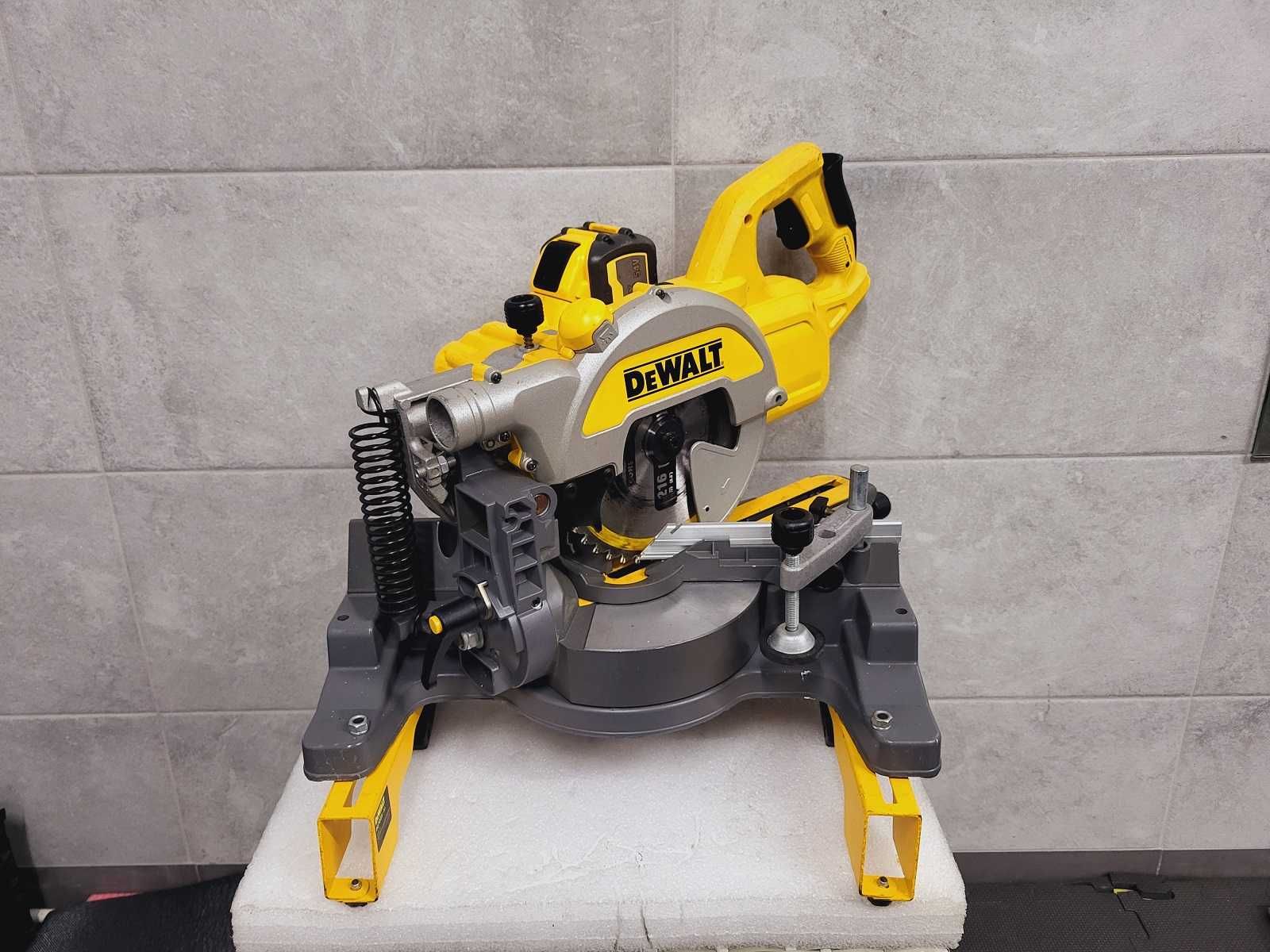 Ukośnica Pilarka DeWalt DCS777 Piła Ukosowa 216mm FlexVolt 54V 9Ah