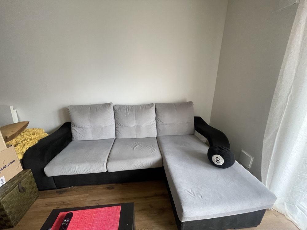 Sofá preto e cinzento com chaise longue e 2 puffs