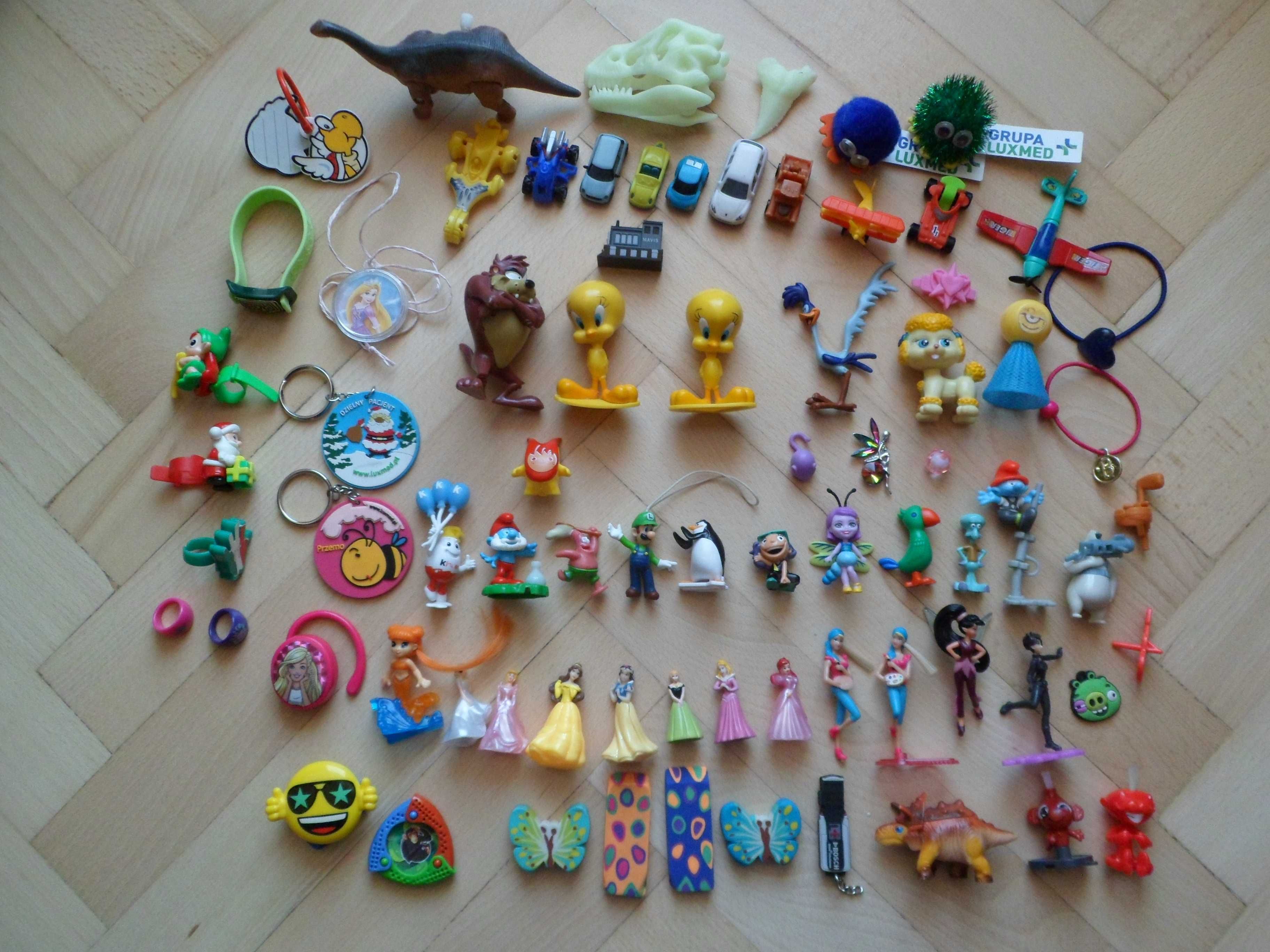 Zestaw zabawek - figurki, breloczki, auta, księżniczki, bajki