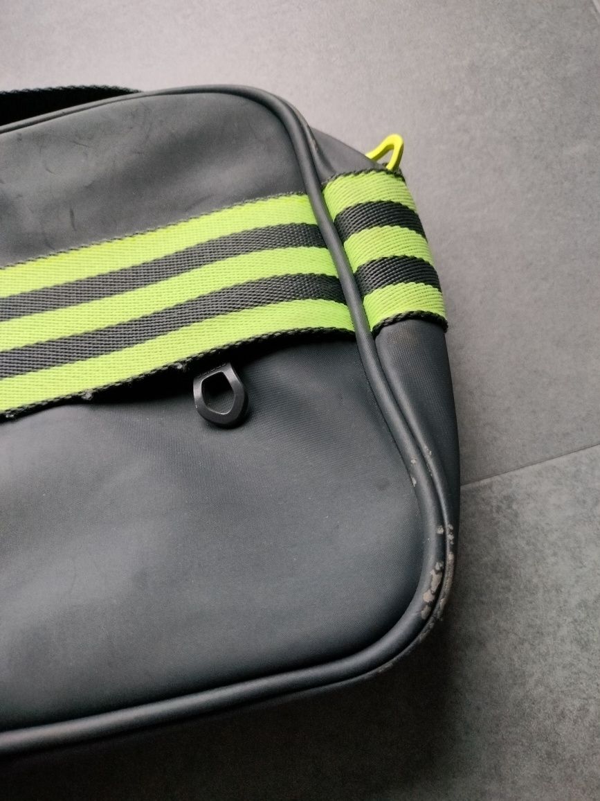 Torebka sportowa adidas.