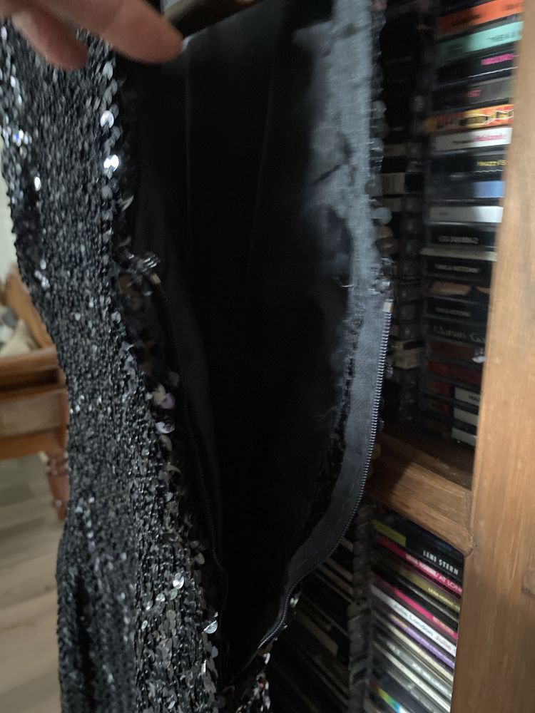 Vestido curto cintado em tecido de lantejolas preto