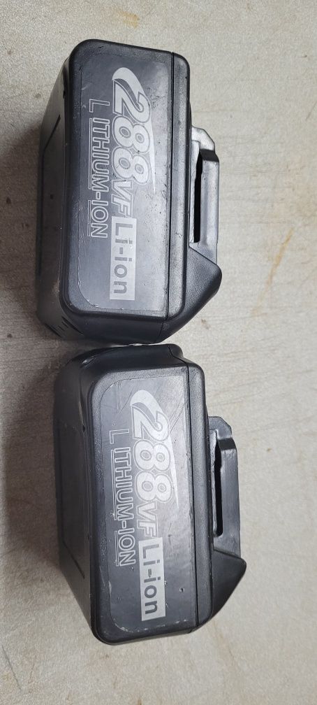 Duas baterias recarregaveis.