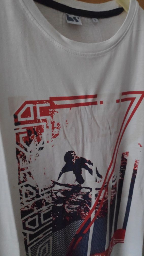 T-shirt com desenho surfista