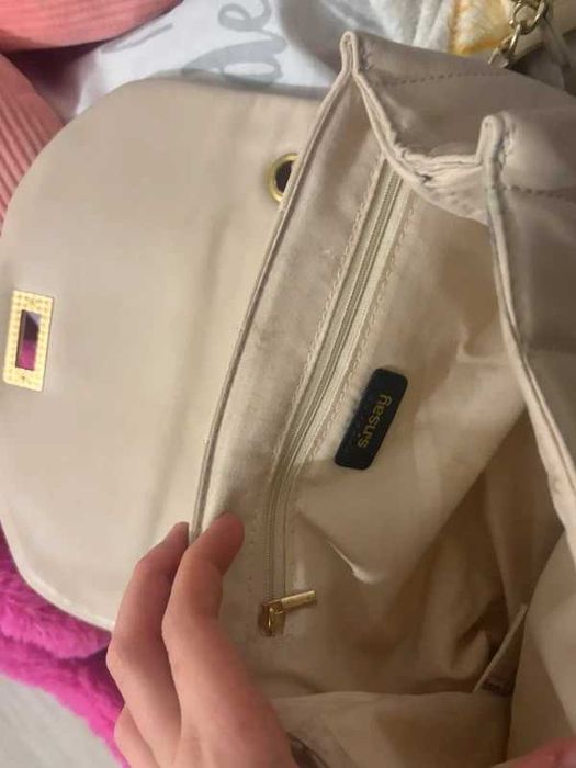 Torebka beżowa ze złotym łańcuszkiem Sinsay