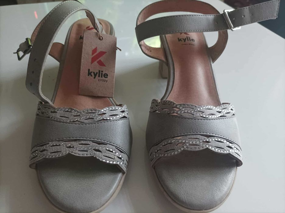 Nowe, śliczne sandałki rozmiar 38