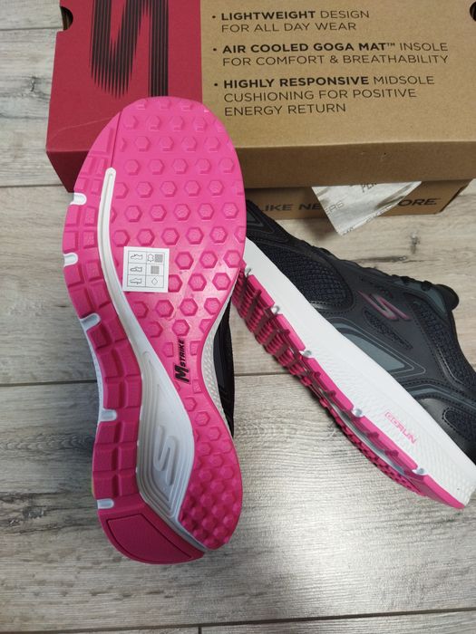 Кроссовки женские  Sketchers 41,5 р