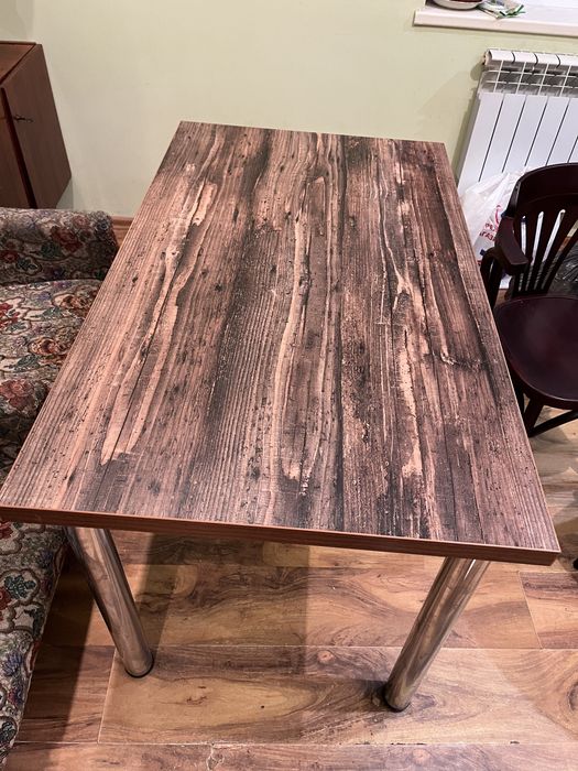 Стіл обідній з металевими ніжками