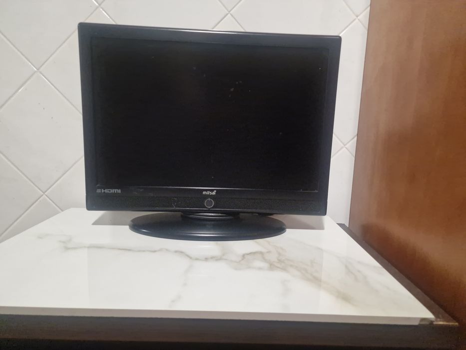 Televisão  pequena em preto. Nao tem comando
