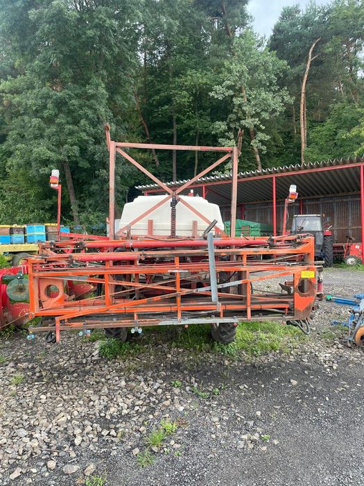 Opryskiwacz polowy ciągany na kołach HOLDER 21M 2700l