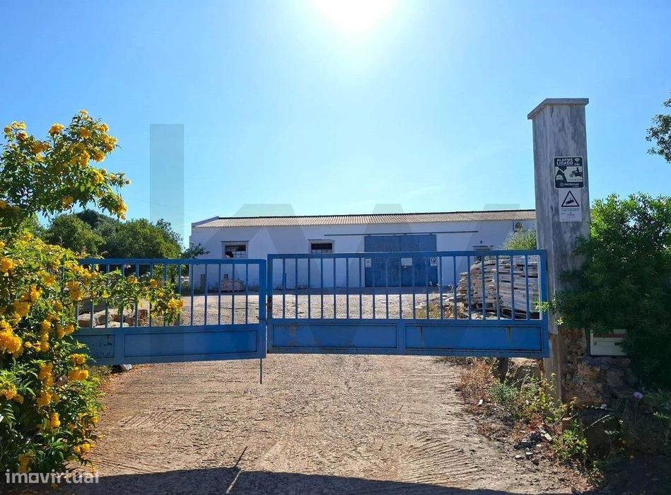 Armazém com 432,60 m2, localizado entre Olhão e Moncarapacho.