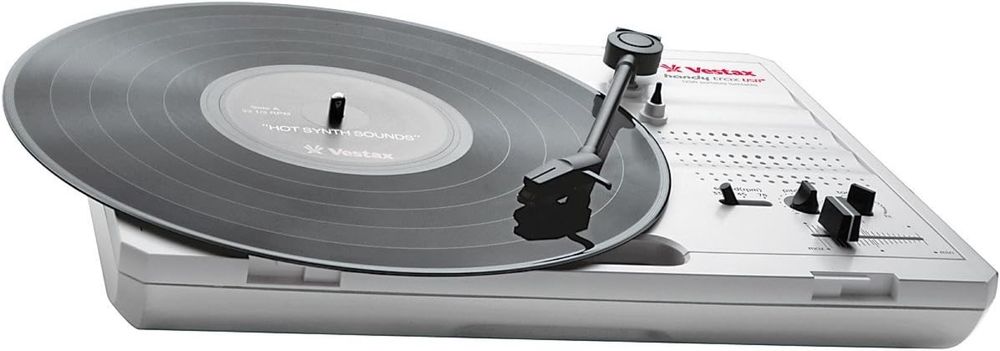 Vestax Handy Trax USB Portable Turntable в компактном кейсе.