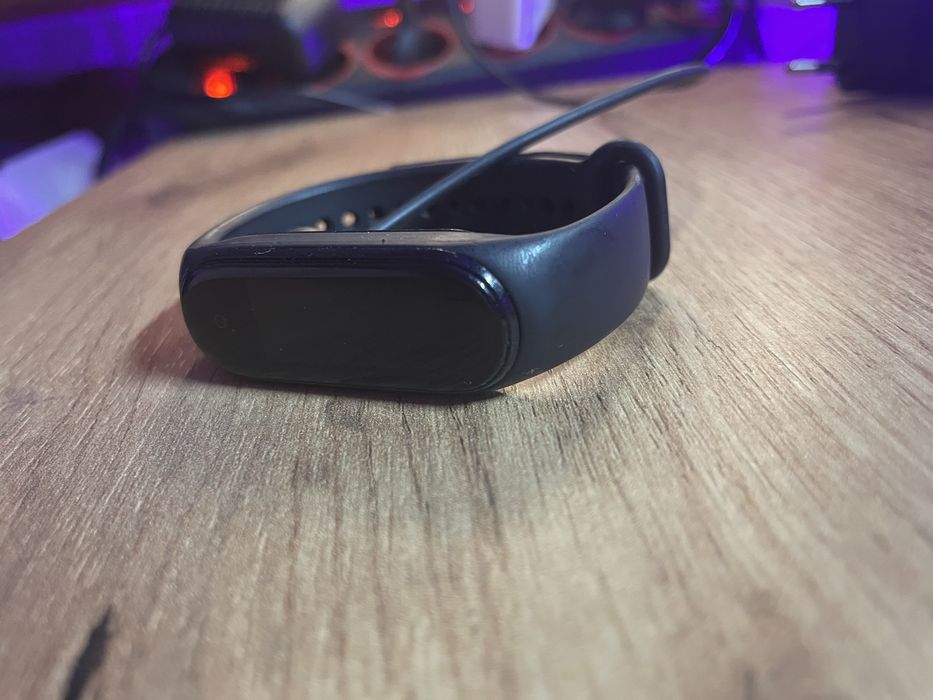 Xiaomi Mi Band 5 – bardzo dobry stan, ładowarka w zestawie