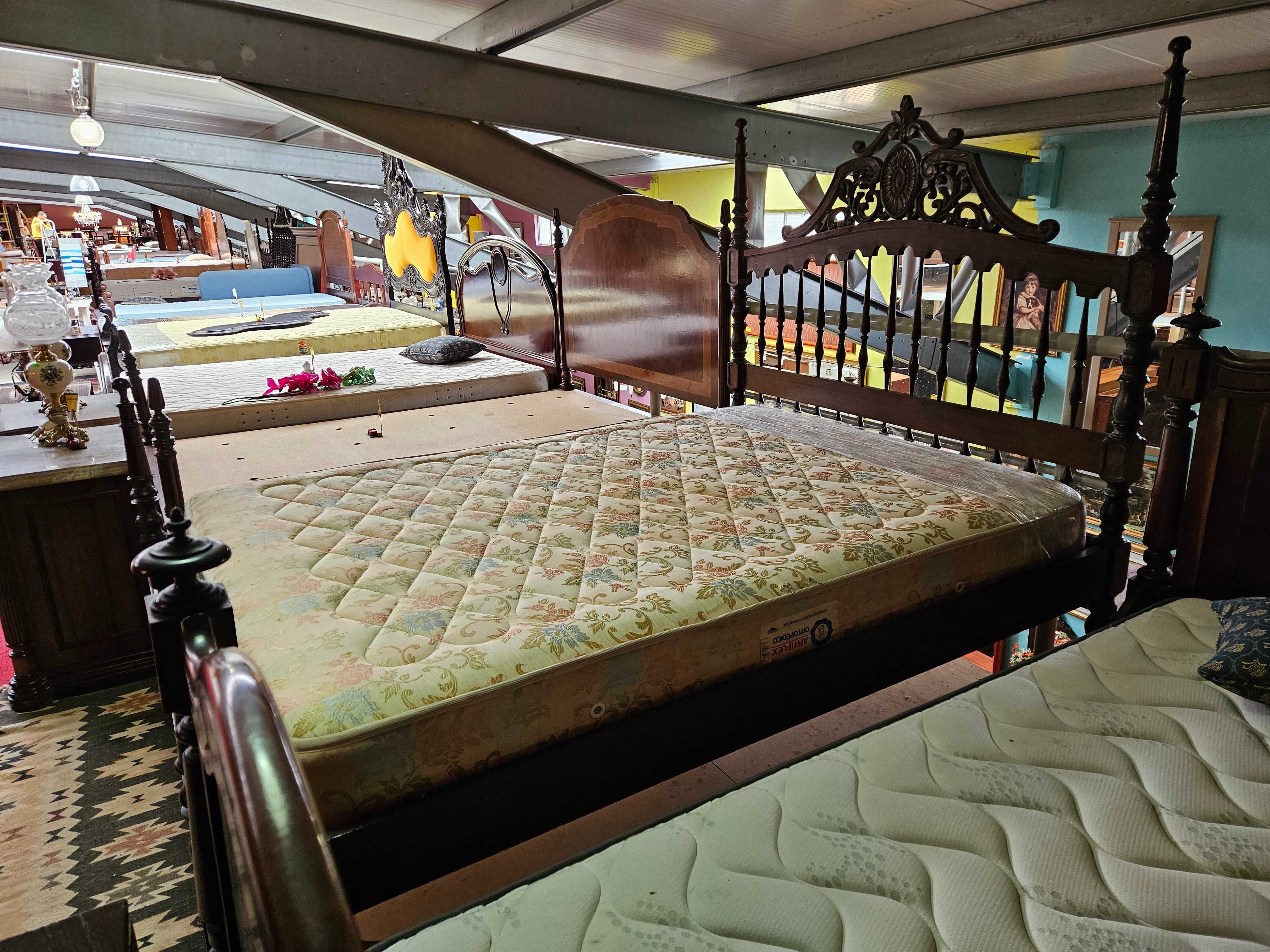 Cama com estrado e colchão - Muito bom estado geral