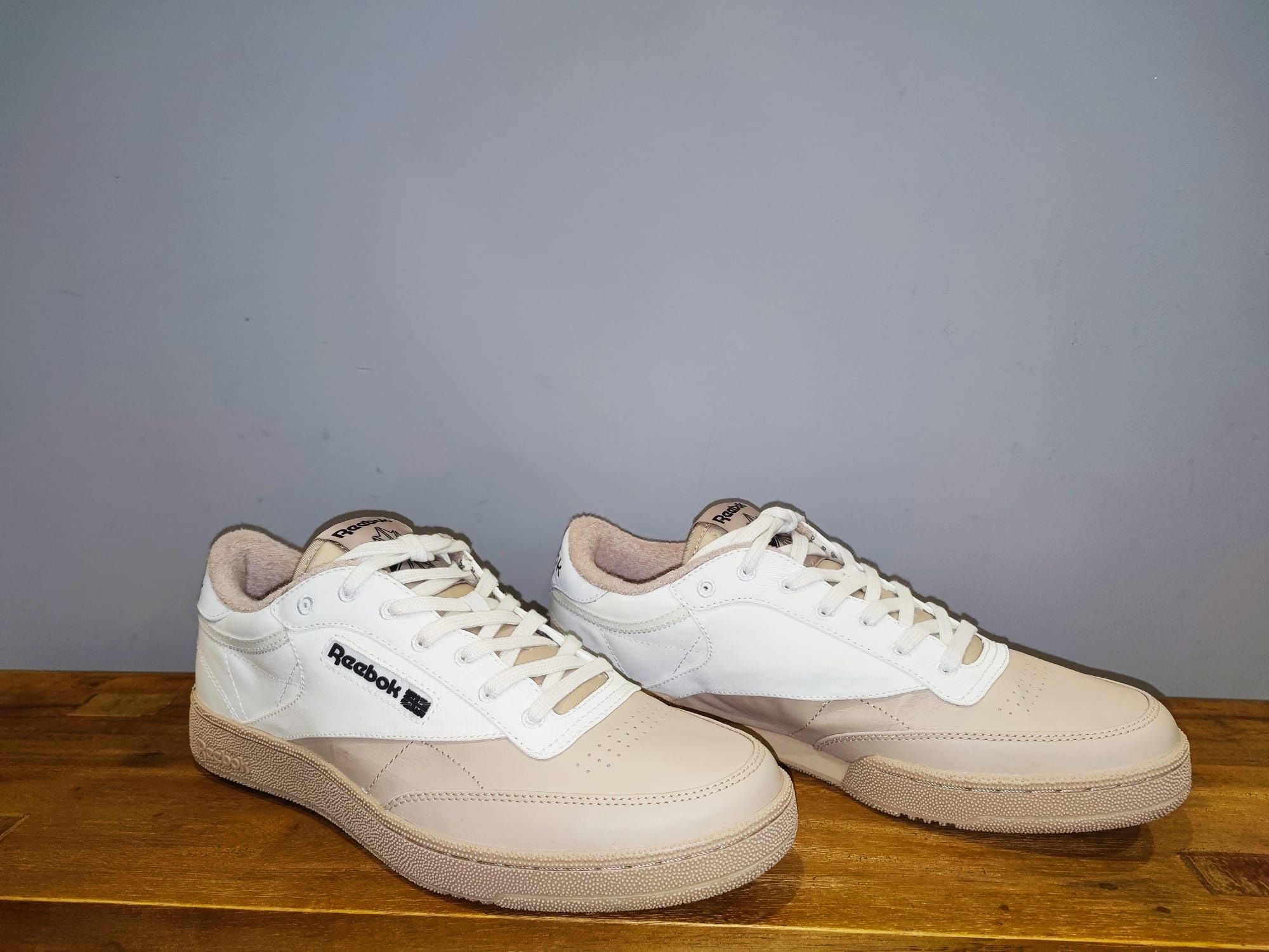 Sapatilha NOVA Reebok CLUB C bege 42.5