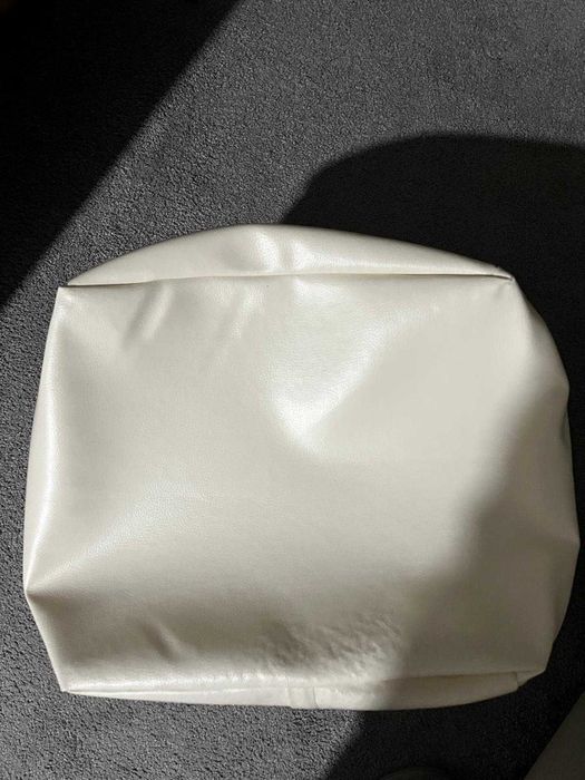 Jarra Ikea + Pufe Branco + Globo Dourado Homa