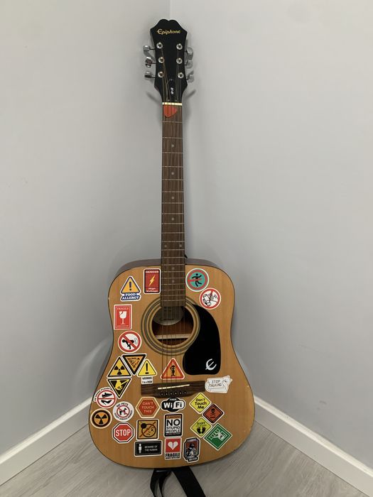 Conjunto de guitarras mais material
