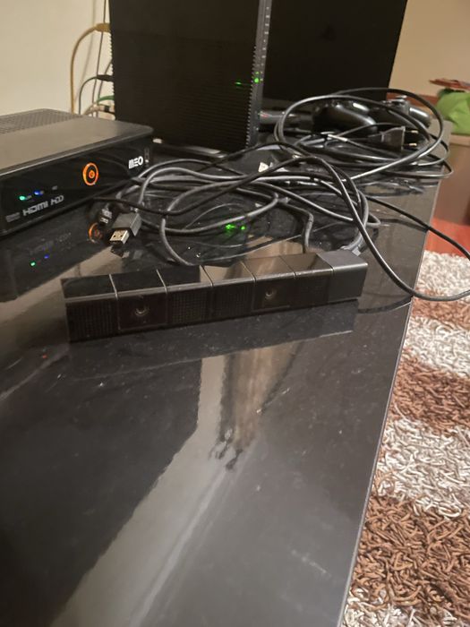 PS4 Slim 500GB com 2 comandos e uma câmara