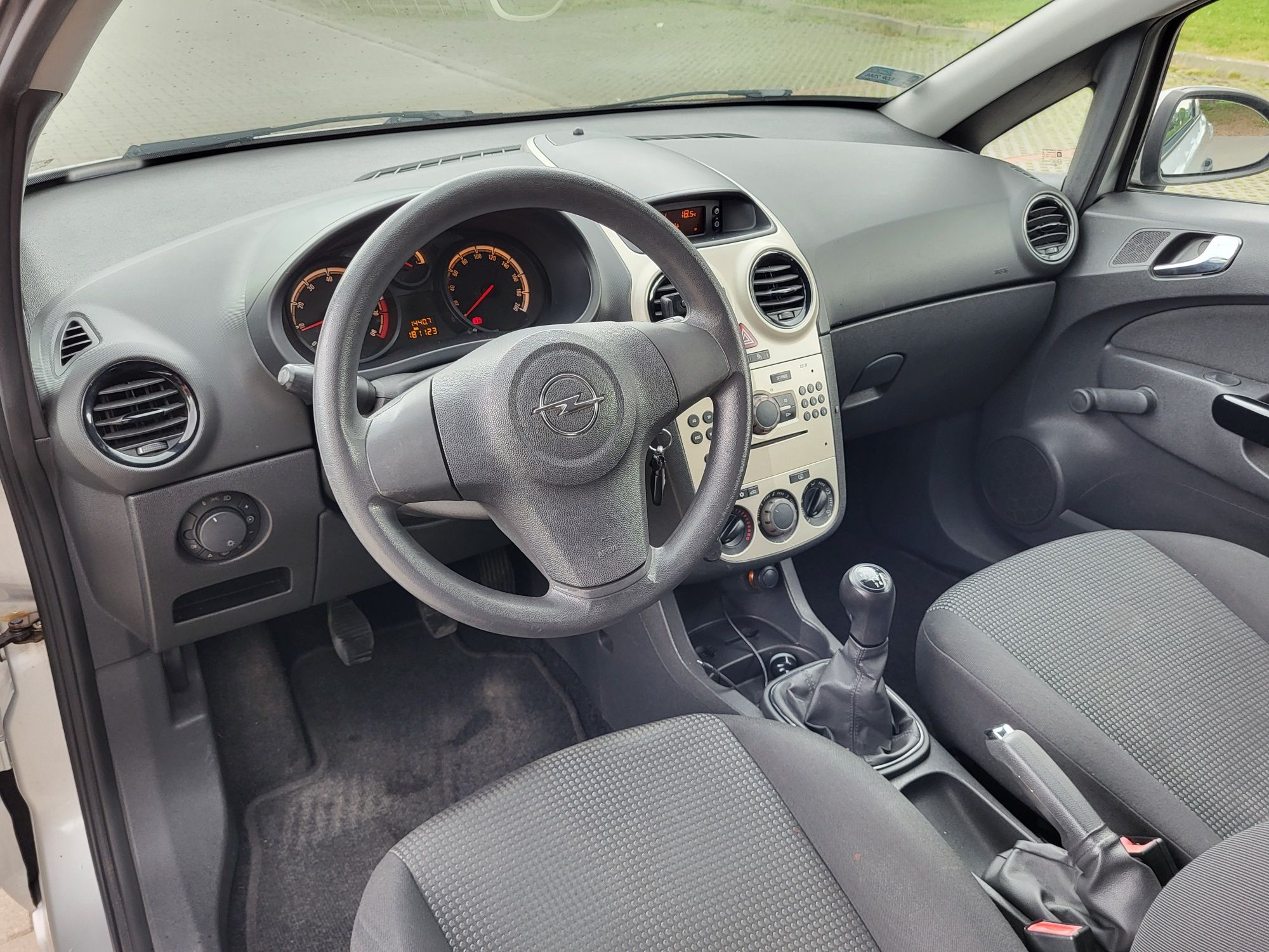 Opel corsa D 1.0 sprawna klima przebieg 180tys km