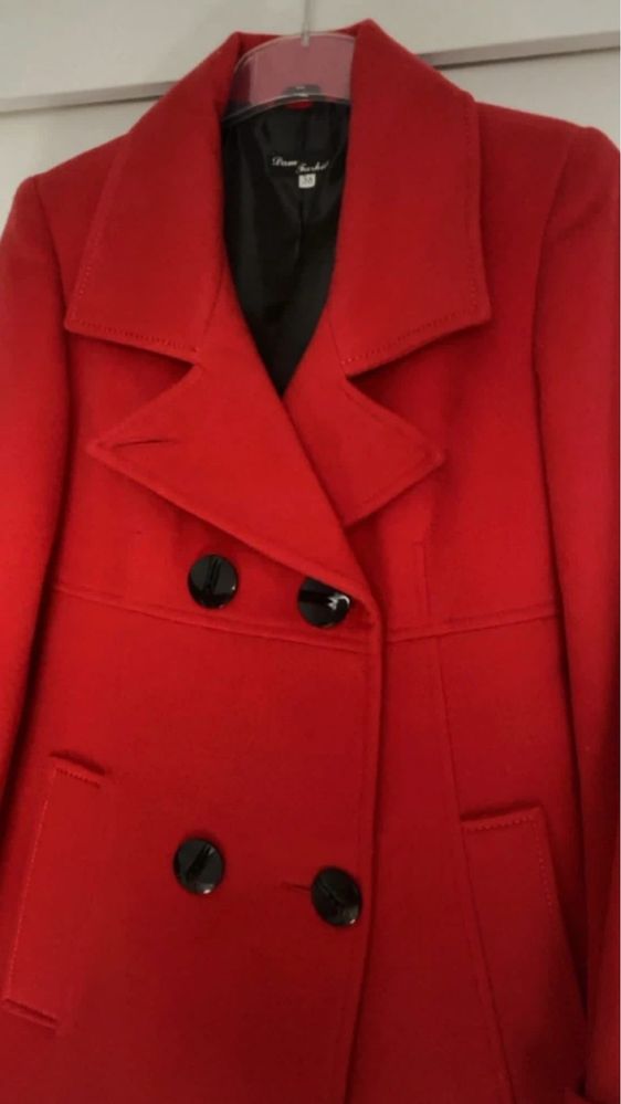 Czerwony damski płaszcz