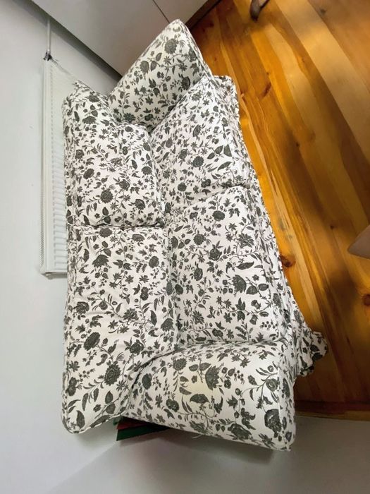 Sofa dwuosobowa z poduchami