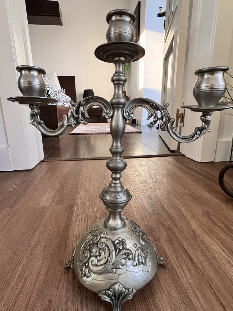 Lindo par castiçais estanho.Tres velas.