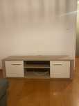 Movel televisao branco e castanho