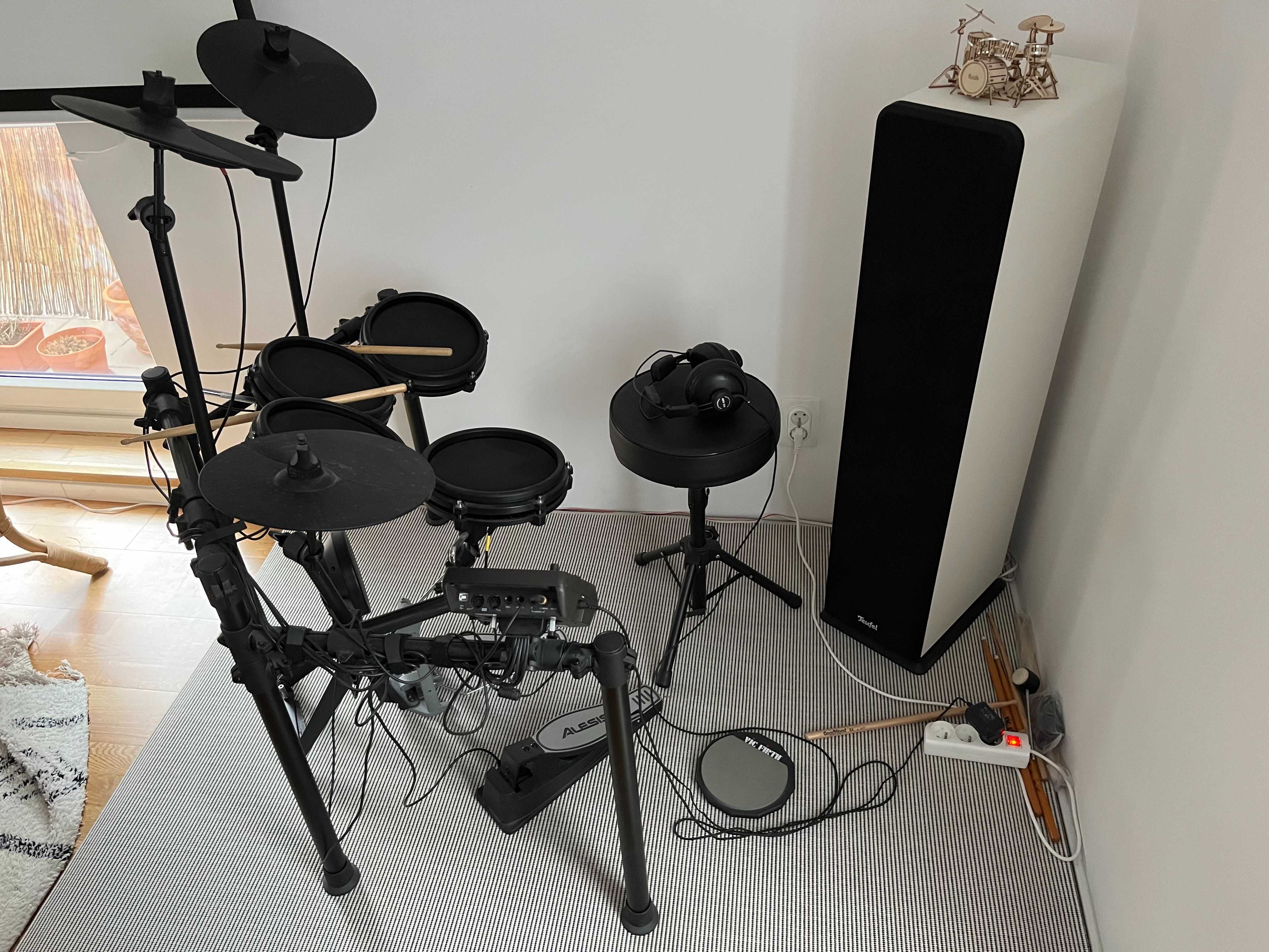 Alesis Nitro Mesh Kit Black + Izolacja akustyczna