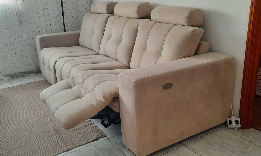 Sofá reclinável em camurça sintética semi-novo