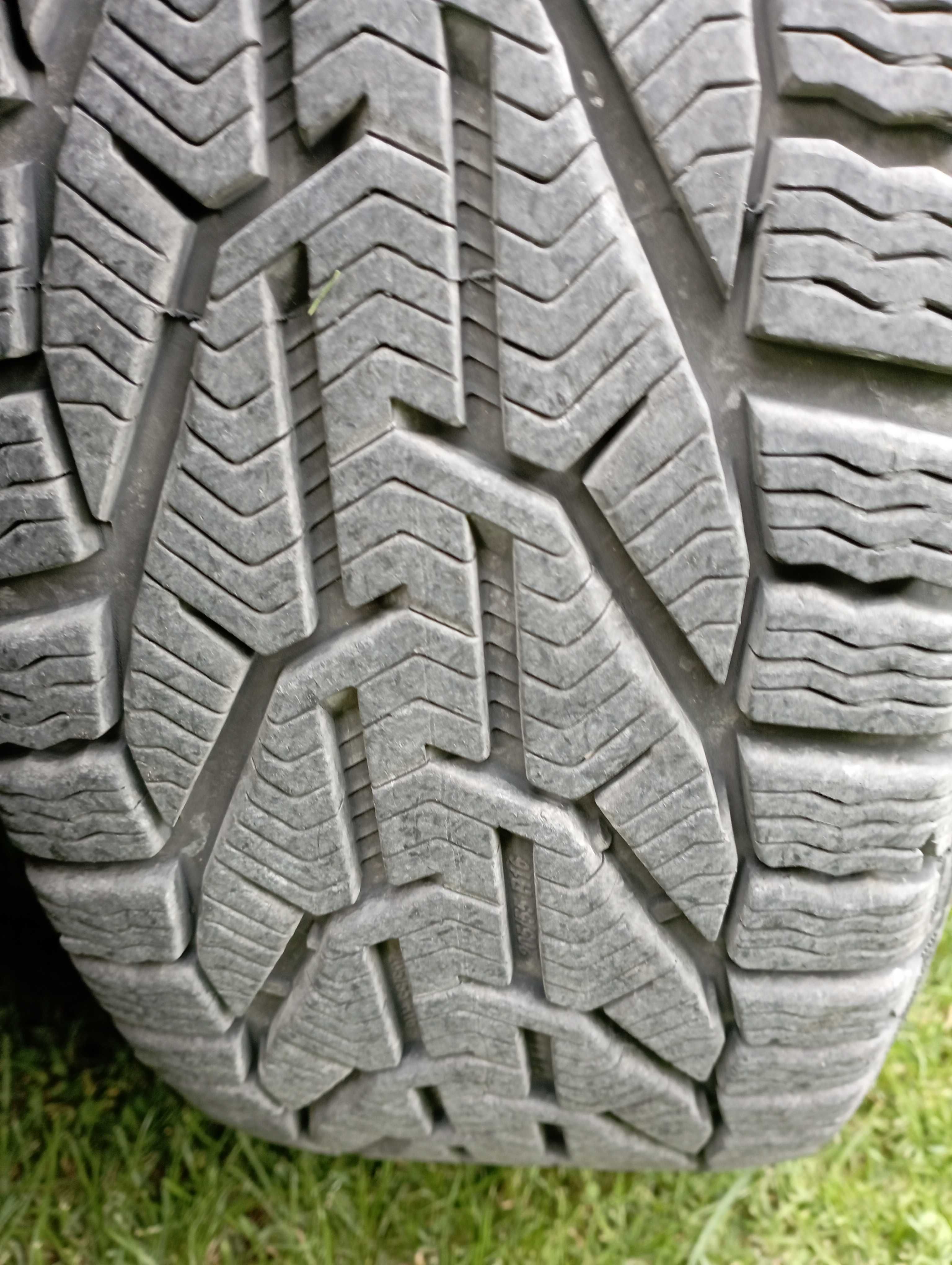 Sprzedam opony  16 z felgami do audi a4 B5