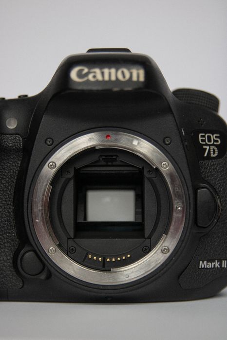 Canon EOS 7D Mark II + grip