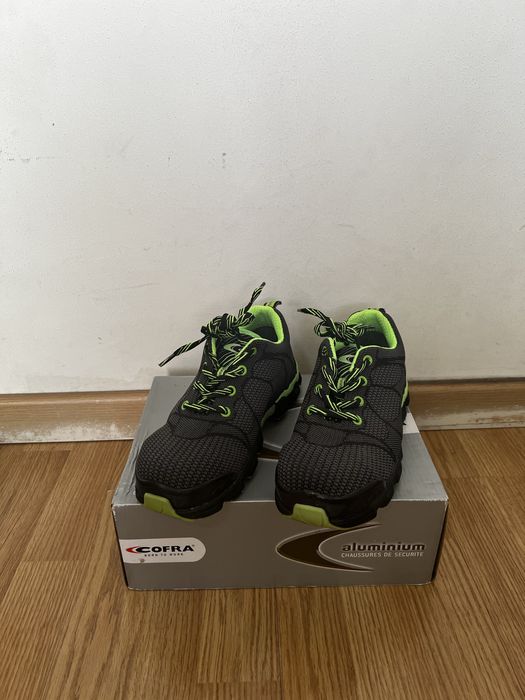 Sapatos de segurança no trabalho da Cofra