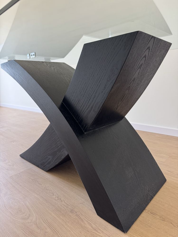 Mesa de vidro de sala com base preta