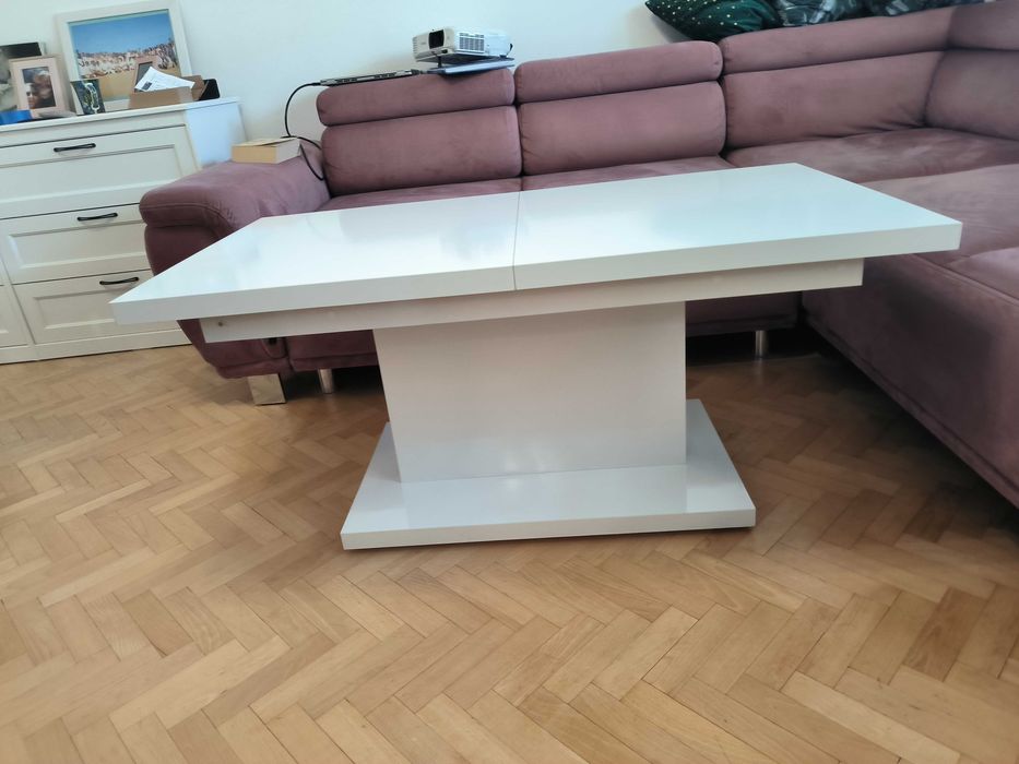 Biały stolik rozkładany do salonu lub jadalni