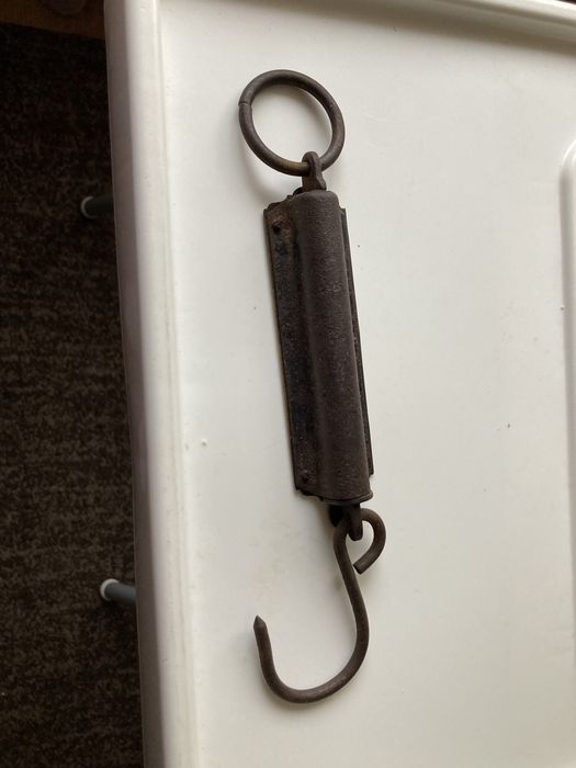 Três balanças de mola, muito antigas