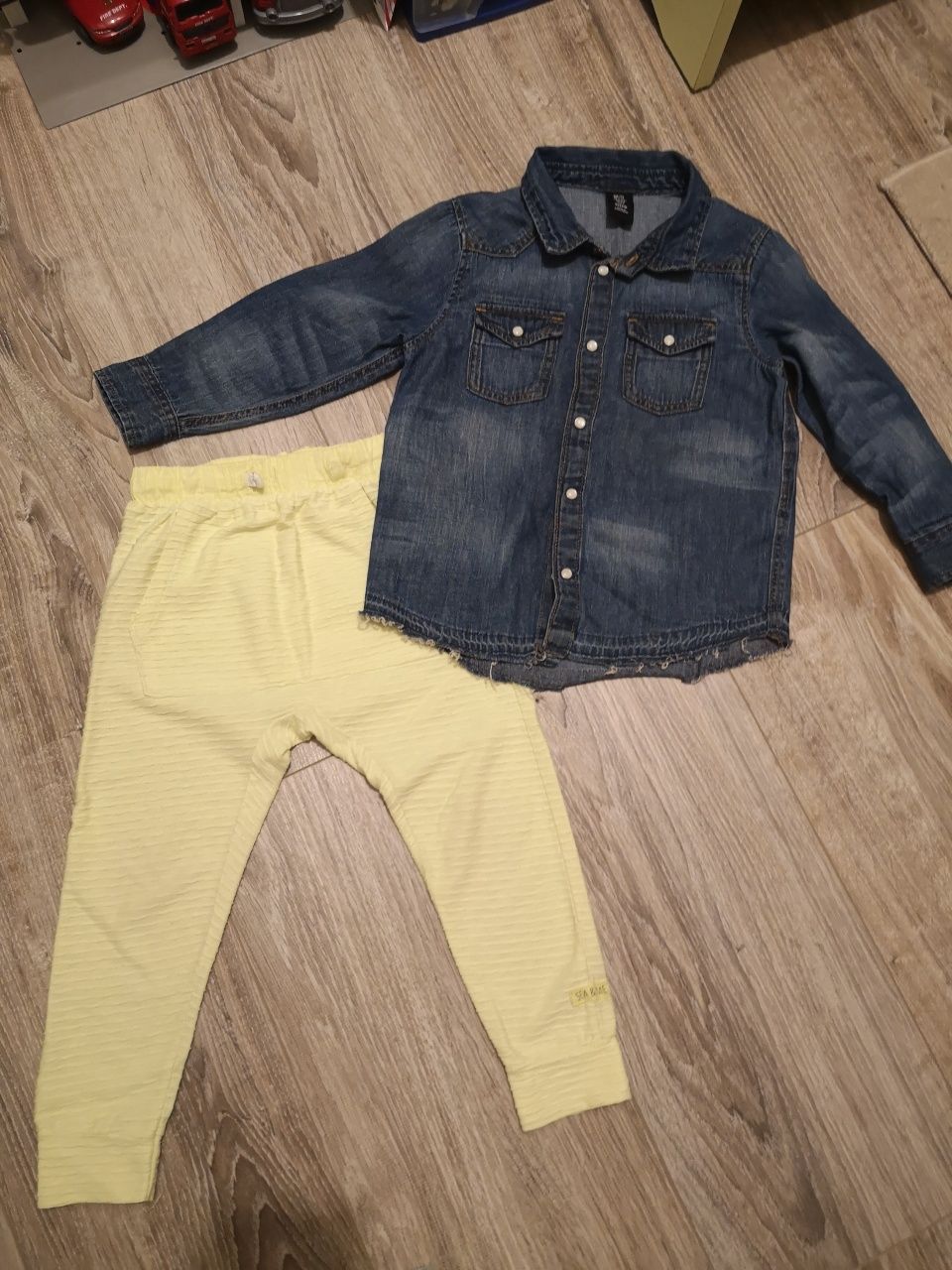 Leggi Zara i koszula H&M