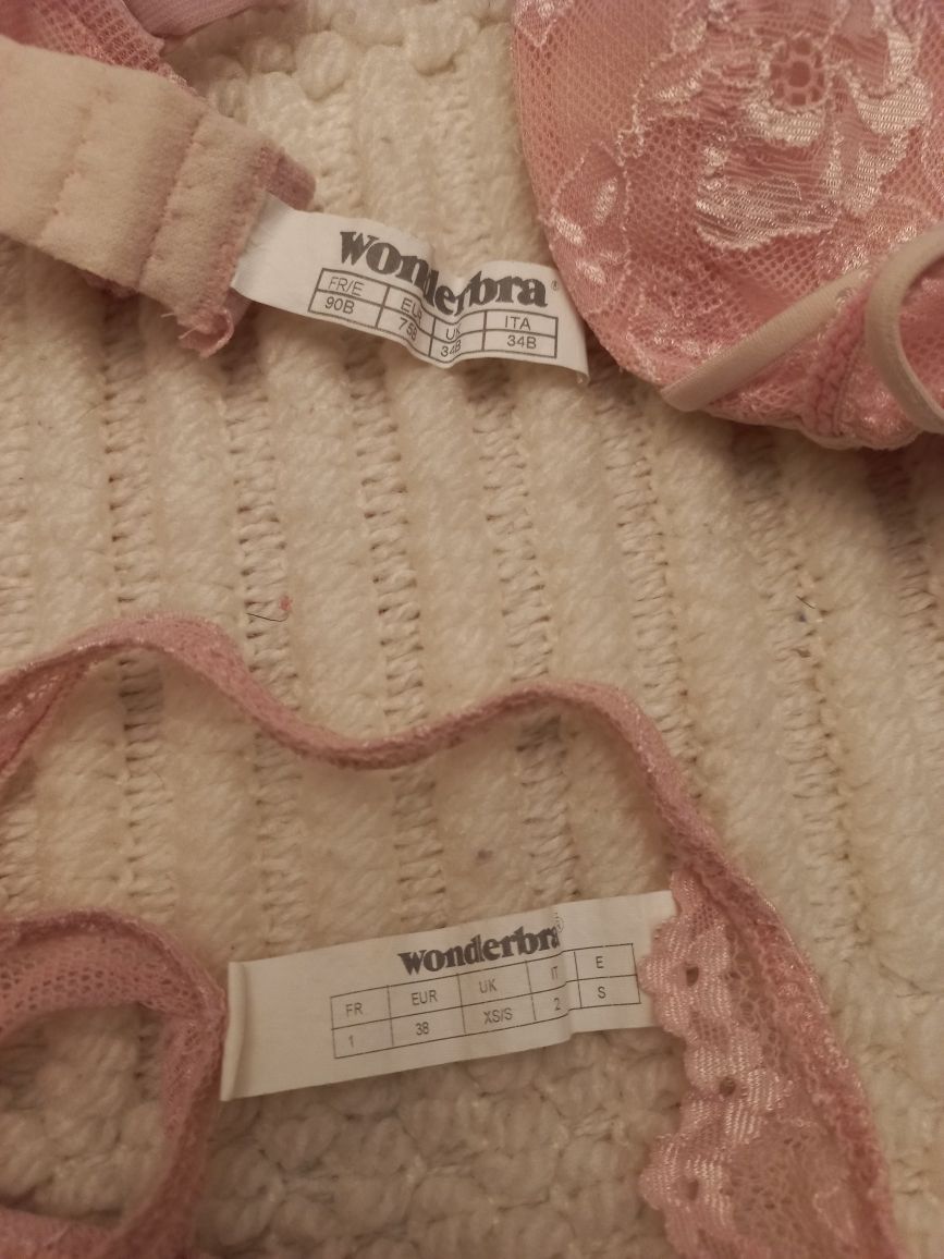 Conjunto de soutien e tanga cor-de-rosa em tule bordado