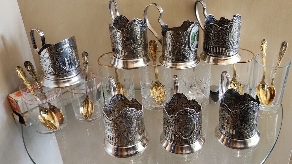 Чашка фарфоровая писатели, подстаканники посеребрянные, серебряные.