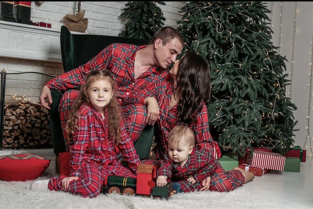 Новогодний комплект пижам для всей семьи. Цена за все.Новорічні піжами