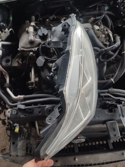 Продам оригинальную фару toyota corolla рестайлинг восьмой год