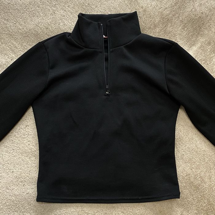 Кроп топ в рубчик з вирізом для пальчика