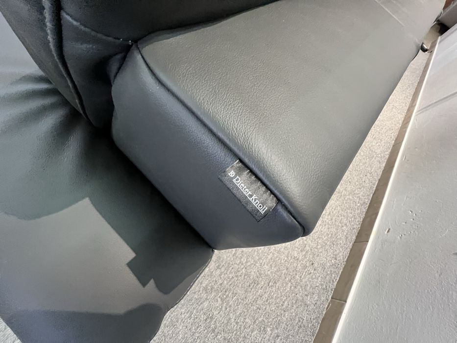 Виставковий диван  шкіряний розкладнмй з нішею п-ка темний антрацит