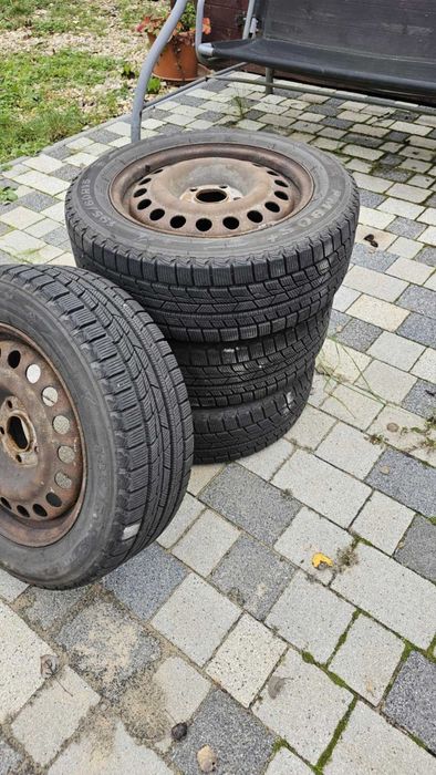 Komplet opon zimowych 195/60R15 Firemax FM805+ z felgami
