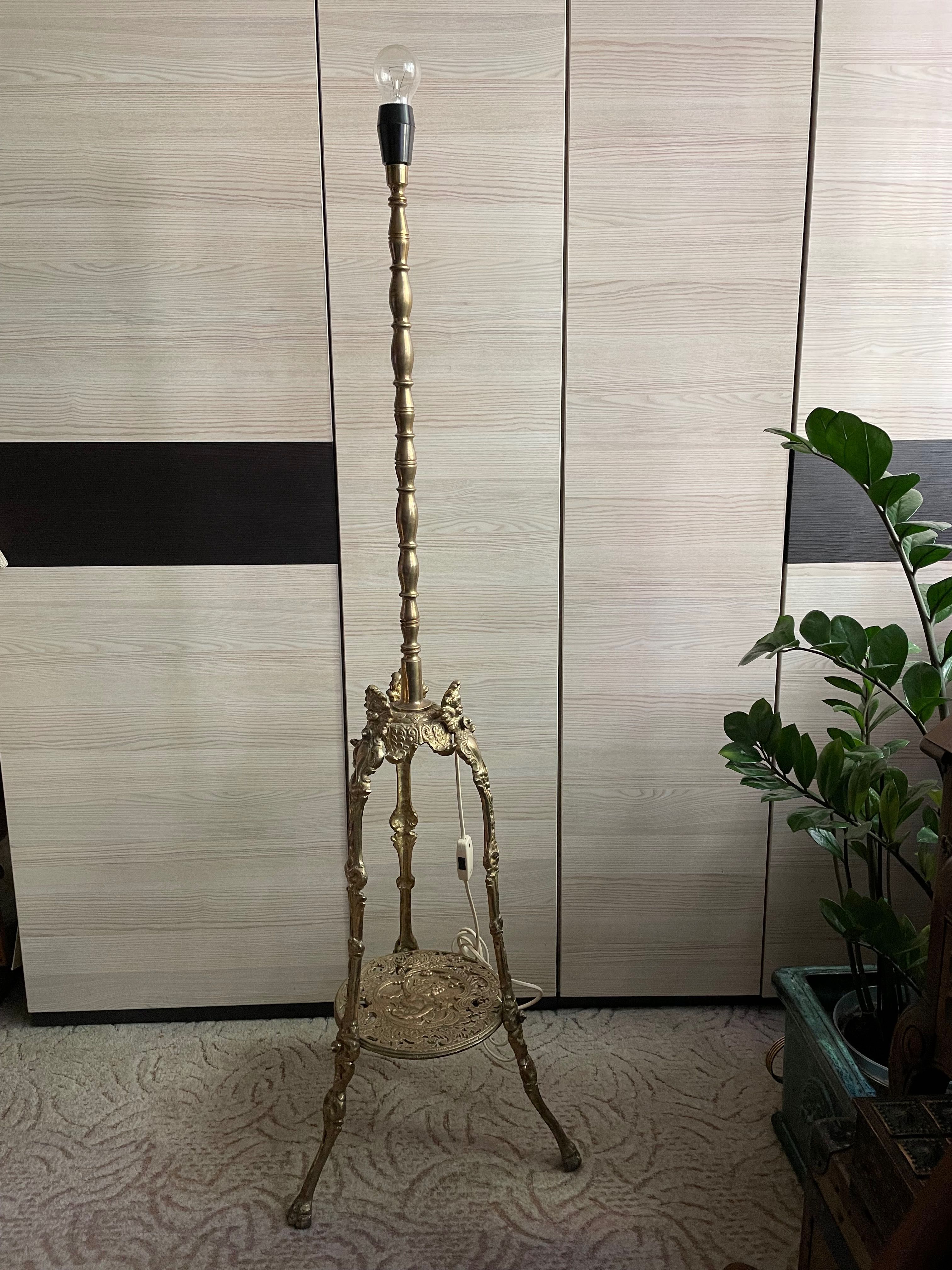 Piękna mosiężna stara lampa stojąca